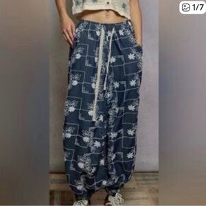 New women’s POL navy floral pants joggers size M